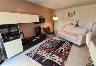 Modern apartment for 4 people with terrace allows 18 year olds to book a room