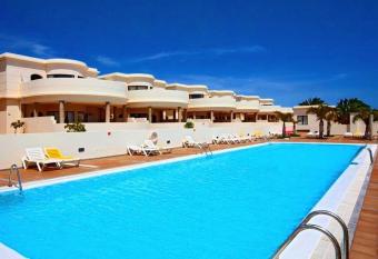 Riviera Park 7A - Air con- Wi-Fi- UK channels- 5 minutes walking from the sea has Balcony rooms