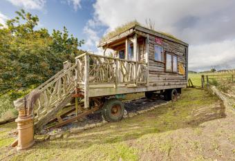 2x Double Bed - Glamping Wagon Dalby Forest has Balcony rooms