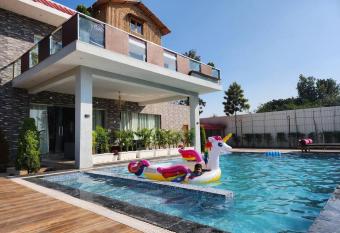 Pinewood Retreat has Balcony rooms