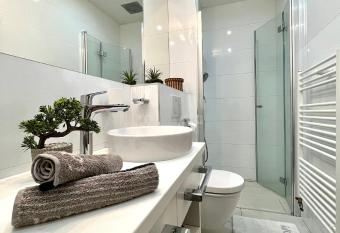 CENTRAL PARK ATTIC APARTMENT allows 18 year olds to book a room