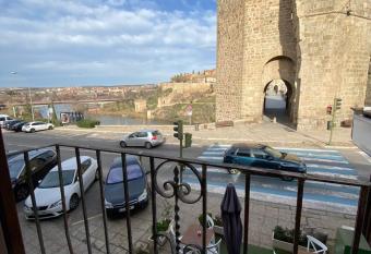 The Bridge house of Toledo has Balcony rooms