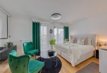 Cin  ma Moon Luxury - Gare 3min - Proche Paris has Balcony rooms