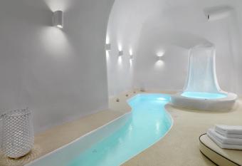 Tholos Resort has rooms with a private hot tub