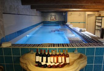 I SEI FILARI has rooms with a private hot tub