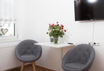 Pension G  stehaus La Mula allows 18 year olds to book a room