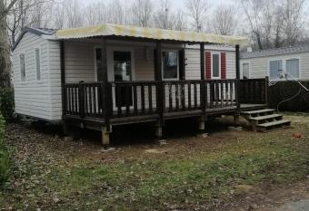 MHVACANCES 137 LOUE UN MH DE 2CH DANS UN CAMPING 4 ETOILES PROCHE CHATEAUX DE LA LOIRE et ZOO BEAUVAL has Balcony rooms
