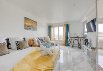 Les Bleus de Paris studio flat has Balcony rooms