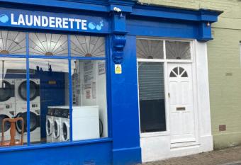 Lovely Studio Flat @ 10C Nearby Sea Front allows 18 year olds to book a room