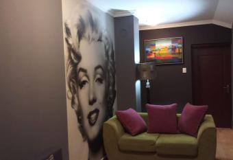 Marilyn Zemun has rooms with a private hot tub