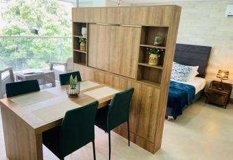 Apartamento en Granada con piscina, turco, estacionamiento has rooms with a private hot tub