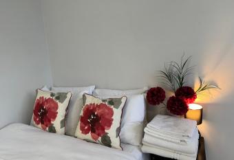 Surbiton Home with free parkings, Surbiton, Kingston upon Thames, Surrey, Greater London UK allows 18 year olds to book a room