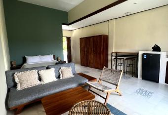 Alraimi Guesthouse has Balcony rooms