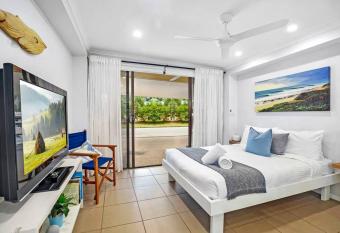 Cosy Coastal Studio 900m to the Beach allows 18 year olds to book a room