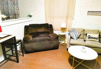 Chic &Trendy Queen Bd/1bth,Downtown Richmond allows 18 year olds to book a room