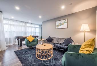 Cozy Chic Oasis 3 Bedroom allows 18 year olds to book a room