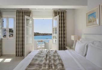 Petinos Beach Hotel has rooms with a private hot tub