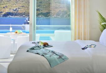 Nissaki Boutique Hotel has rooms with a private hot tub