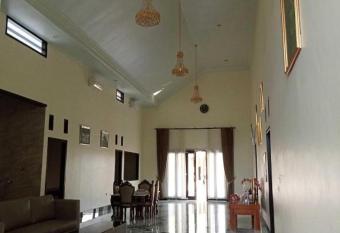 Villa Mahone has rooms with a private hot tub