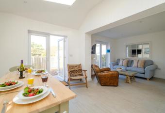 The Garden Flat has Balcony rooms