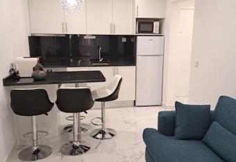 Apartamento em Quarteira Rosa allows 18 year olds to book a room