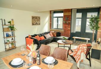 2 Bed New York Style Loft Apartment Free Parking allows 18 year olds to book a room