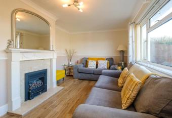 61 Fairfield Road has Balcony rooms