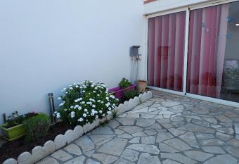 belle Chambre avec sa salle de bain priv  e allows 18 year olds to book a room