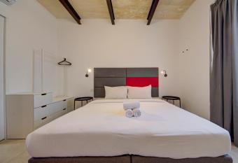 Casa Domenico 6 allows 18 year olds to book a room