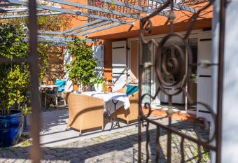 Appartement de caract  re Le Cam  lia, 56m  , dans propri  t   au calme avec piscine by le Mas de Louise et Sacha has Balcony rooms