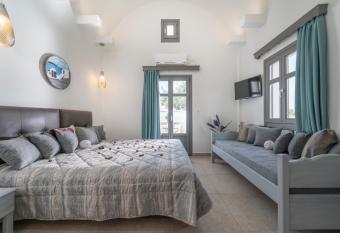 Smaragdi Hotel has rooms with a private hot tub