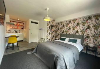 Modern studio apartment; 10min walk to town & quay allows 18 year olds to book a room