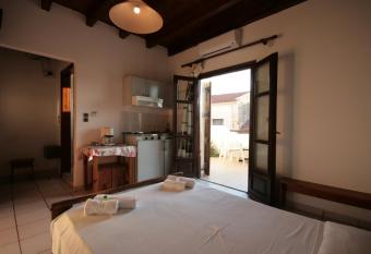 Chania Rooms has Balcony rooms