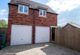 Charming Studio Apartment ideal for a Staycation allows 18 year olds to book a room