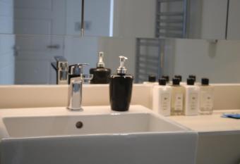 ROYAL ALBERT WHARF has Balcony rooms