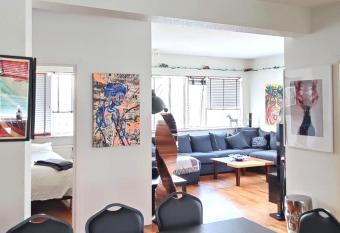 Big Bright 7prs home in quiet area downtown RVK allows 18 year olds to book a room