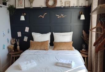 un nid d   Amour allows 18 year olds to book a room