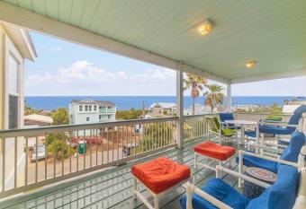The Big Kahuna Family Beach House has Balcony rooms