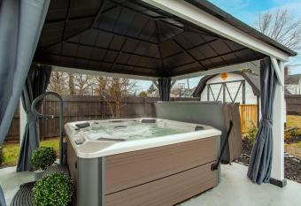 Blue Valley Inn - Hot Tub & Spacious Play Area! has rooms with a private hot tub