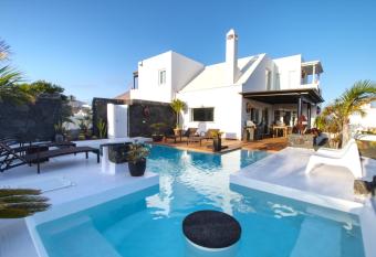 Villa Canis has Balcony rooms