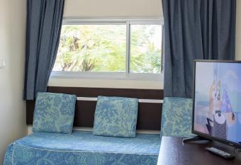 NOUVEAUT   CL   EN MAIN - L EDEN - STUDIO HOTEL CARAYOU: BAR, PISCINE, PLAGES allows 18 year olds to book a room