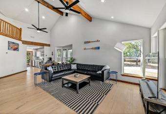 Luxury Chanelfront Lakehouse In Kingsland allows 18 year olds to book a room