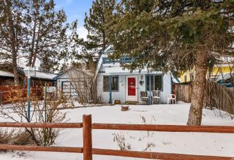 Big Bear Bliss - Cabin is located a few hundred yards from Gold Mountain and hiking trails, cabin has Balcony rooms