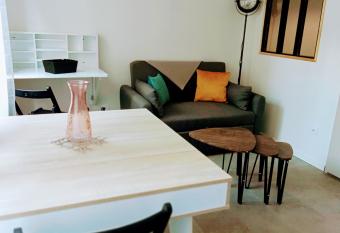 Le Cocon Central et tout confort allows 18 year olds to book a room