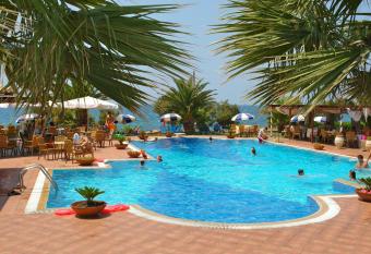 Hotel Oasis has Balcony rooms