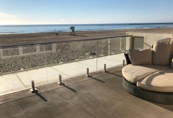 Beautiful Ocean Front Coastal Sunset Beach House has Balcony rooms