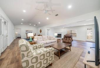 4BR Beautiful and Spacious Lakehouse allows 18 year olds to book a room