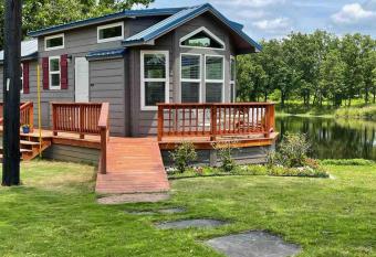 Sweet Dove Cottage has Walking Trails with Fishing Pond fun place to stay and play has Balcony rooms