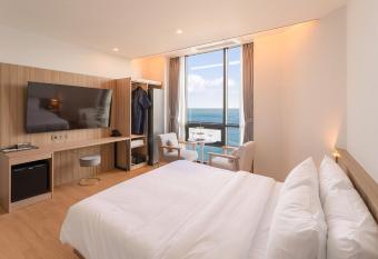 The Van Hotel has Balcony rooms