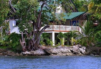 OCEAN FRONT SPACIOUS Cahuita Home has Balcony rooms